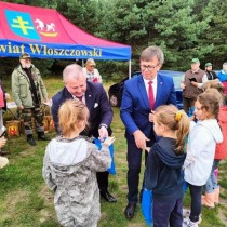 Powiększ zdjęcie Starosta%20Włoszczowski%20Dariusz%20Czechowski%20i%20Wicestarosta%20Włoszczowski%20Łukasz%20Karpiński%20wręczają%20nagrody%20zwycięzcom%20zawodów