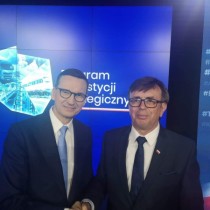 Powiększ zdjęcie Po%20lewej%20Prezes%20Rady%20Ministrów%20Premier%20Mateusz%20Morawiecki%20podaje%20rękę%20Staroście%20Włoszczowskiemu%20Dariuszowi%20Czechowskiemu.