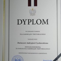 Powiększ zdjęcie Dyplom nadania Odznaki Honorowej Za Zasługi Dla Samorządu Terytorialnego dla Starosty Włoszczowskiego Dariusza Czechowskiego.