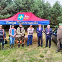 Powiększ zdjęcie Członkowie Koła PZW Włoszczowa Miasto wraz z Starostą i Wicestarostą Powiatu Włoszczowskiego