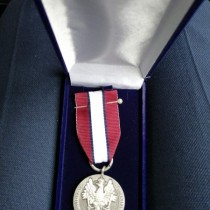 Powiększ zdjęcie Odznaka Honorowa Za Zasługi Dla Samorządu Terytorialnego