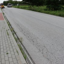 Powiększ zdjęcie Droga%20powiatowa%20nr%200227T%20w%20Koniecznie%20ze%20spękaną%20nawierzchnią
