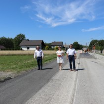 Powiększ zdjęcie Postęp prac na remontowanej drodze w Koniecznie nadzorują Wicestarosta Łukasz Karpiński, Członek Zarządu Powiatu Małgorzata Gusta i Starosta Włoszczowski Dariusz Czechowski