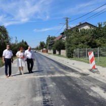 Powiększ zdjęcie Postęp prac na remontowanej drodze w Koniecznie nadzorują Starosta Włoszczowski Dariusz Czechowski, Członek Zarządu Powiatu Małgorzata Gusta, Wicestarosta Łukasz Karpiński