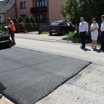 Powiększ zdjęcie Postęp prac na remontowanej drodze w Koniecznie nadzorują Wicestarosta Łukasz Karpiński, Członek Zarządu Powiatu Małgorzata Gusta i Starosta Włoszczowski Dariusz Czechowski