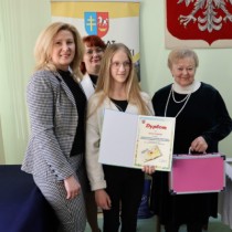Powiększ zdjęcie Kierownik Wydziału Promocji i Rozwoju Starostwa Powiatowego we Włoszczowie Aneta Dziubek, Członek Zarządu Powiatu Małgorzata Gusta, autorka książki Teresa Ostrowska z laureatką konkursu Emilią Pindelak