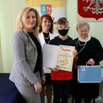 Powiększ zdjęcie Kierownik Wydziału Promocji i Rozwoju Starostwa Powiatowego we Włoszczowie Aneta Dziubek, Członek Zarządu Powiatu Małgorzata Gusta, autorka książki Teresa Ostrowska z laureatem konkursu Adamem Robakiem