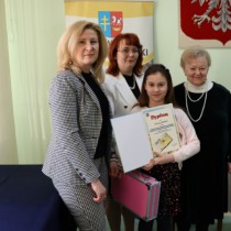 Powiększ zdjęcie Kierownik Wydziału Promocji i Rozwoju Starostwa Powiatowego we Włoszczowie Aneta Dziubek, Członek Zarządu Powiatu Małgorzata Gusta, autorka książki Teresa Ostrowska z laureatką konkursu Zuzanną Kozdęba