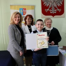 Powiększ zdjęcie Kierownik Wydziału Promocji i Rozwoju Starostwa Powiatowego we Włoszczowie Aneta Dziubek, Członek Zarządu Powiatu Małgorzata Gusta, autorka książki Teresa Ostrowska z laureatem konkursu Filipem Machnikiem