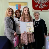 Powiększ zdjęcie Kierownik Wydziału Promocji i Rozwoju Starostwa Powiatowego we Włoszczowie Aneta Dziubek, Członek Zarządu Powiatu Małgorzata Gusta, autorka książki Teresa Ostrowska z laureatką konkursu Agnieszką Jadczyk