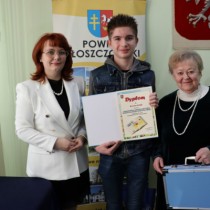 Powiększ zdjęcie Kierownik Wydziału Promocji i Rozwoju Starostwa Powiatowego we Włoszczowie Aneta Dziubek, Członek Zarządu Powiatu Małgorzata Gusta, autorka książki Teresa Ostrowska z laureatem konkursu Ernestem Suligą