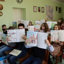 Powiększ zdjęcie Laureaci konkursu pokazują książki z namalowanymi przez siebie rysunkami