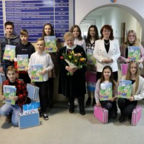Powiększ zdjęcie Członek Zarządu Powiatu Małgorzata Gusta, autorka książki Teresa Ostrowska i laureaci konkursu
