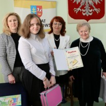 Powiększ zdjęcie Kierownik Wydziału Promocji i Rozwoju Starostwa Powiatowego we Włoszczowie Aneta Dziubek, Członek Zarządu Powiatu Małgorzata Gusta, autorka książki Teresa Ostrowska z laureatką konkursu Patrycją Kozioł
