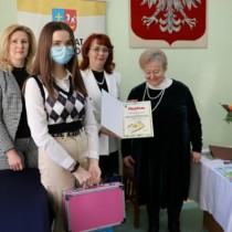 Powiększ zdjęcie Kierownik Wydziału Promocji i Rozwoju Starostwa Powiatowego we Włoszczowie Aneta Dziubek, Członek Zarządu Powiatu Małgorzata Gusta, autorka książki Teresa Ostrowska z laureatką konkursu Karoliną Malinowską