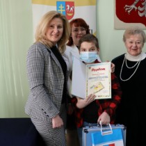 Powiększ zdjęcie Kierownik Wydziału Promocji i Rozwoju Starostwa Powiatowego we Włoszczowie Aneta Dziubek, Członek Zarządu Powiatu Małgorzata Gusta, autorka książki Teresa Ostrowska z laureatem konkursu Tymoteuszem Srokoszem