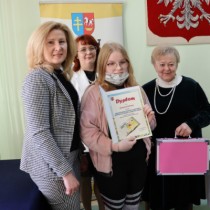 Powiększ zdjęcie Kierownik Wydziału Promocji i Rozwoju Starostwa Powiatowego we Włoszczowie Aneta Dziubek, Członek Zarządu Powiatu Małgorzata Gusta, autorka książki Teresa Ostrowska z laureatką konkursu Zuzanną Sobieraj