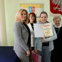 Powiększ zdjęcie Kierownik Wydziału Promocji i Rozwoju Starostwa Powiatowego we Włoszczowie Aneta Dziubek, Członek Zarządu Powiatu Małgorzata Gusta, autorka książki Teresa Ostrowska z laureatką konkursu Leną Ciosek