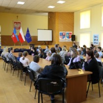 Powiększ zdjęcie Członek Zarządu Powiatu Włoszczowskiego Małgorzata Gusta podaje zgromadzonym informację o ilości zgłoszonych na konkurs prac i o obradach komisji konkursowej