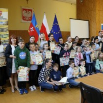 Powiększ zdjęcie Członek Zarządu Powiatu Włoszczowskiego Małgorzata Gusta z nagrodzonymi uczniami i ich rodzicami