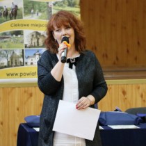 Powiększ zdjęcie Członek%20Zarządu%20Powiatu%20Włoszczowskiego%20Małgorzata%20Gusta%20wita%20laureatów%20konkursu%20i%20ich%20rodziców