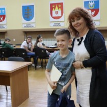 Powiększ zdjęcie Członek Zarządu Powiatu Włoszczowskiego Małgorzata Gusta z Adamem Hyskim - zdobywcą II miejsca w kategorii I (klasy 1-4)
