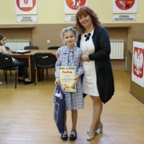 Powiększ zdjęcie Członek Zarządu Powiatu Włoszczowskiego Małgorzata Gusta z Laurą Rydzek - zdobywczynią I miejsca w kategorii I (klasy 1-4)