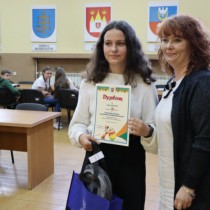 Powiększ zdjęcie Członek Zarządu Powiatu Włoszczowskiego Małgorzata Gusta z Leną Walasek - zdobywczynią III miejsca w kategorii II (klasy 5-8)