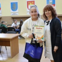 Powiększ zdjęcie Członek Zarządu Powiatu Włoszczowskiego Małgorzata Gusta z Darią Walasek - zdobywczynią II miejsca w kategorii II (klasy 5-8)