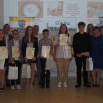 Powiększ zdjęcie Członek%20Zarządu%20Powiatu%20Włoszczowskiego%20Małgorzata%20Gusta,%20Burmistrz%20Gminy%20Włoszczowa%20Grzegorz%20Dziubek,%20organizatorzy%20konkursu%20i%20laureaci