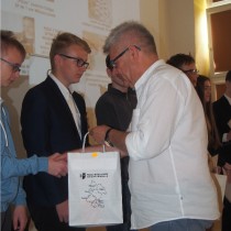 Powiększ zdjęcie Nagrody wręcza Dyrektor ZS nr 2 we Włoszczowie Marek Ledwoch
