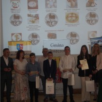 Powiększ zdjęcie Członek Zarządu Powiatu Włoszczowskiego Małgorzata Gusta, Burmistrz Gminy Włoszczowa Grzegorz Dziubek, organizatorzy konkursu i laureaci