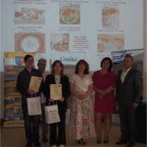 Powiększ zdjęcie Członek Zarządu Powiatu Włoszczowskiego Małgorzata Gusta, Burmistrz Gminy Włoszczowa Grzegorz Dziubek, organizatorzy konkursu i laureaci