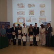 Powiększ zdjęcie Członek Zarządu Powiatu Włoszczowskiego Małgorzata Gusta, Burmistrz Gminy Włoszczowa Grzegorz Dziubek, organizatorzy konkursu i laureaci