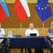 Powiększ zdjęcie Od lewej siedzą: Przewodniczący Rady Powiatu Zbigniew Matyśkiewicz, Wiceprzewodniczący Rady Jarosław Krzyżanowski, Wiceprzewodnicząca Rady Aneta Jończyk