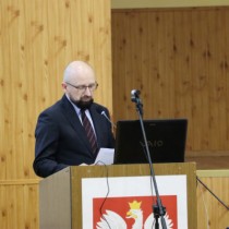 Powiększ zdjęcie Projekt uchwały odczytuje Sekretarz Powiatu Cezary Nowak