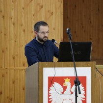 Powiększ zdjęcie Głos zabiera Członek Zarządu Powiatu Włoszczowskiego Rafał Pacanowski