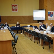 Powiększ zdjęcie Radni%20obradują%20podczas%20XXXV%20sesji%20Rady%20Powiatu%20Włoszczowskiego