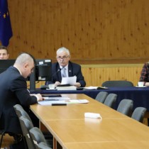 Powiększ zdjęcie Przewodniczący Rady Powiatu Włoszczowskiego Zbigniew Matyśkiewicz przedstawia porządek obrad