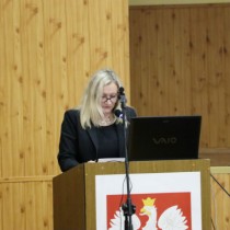 Powiększ zdjęcie Treść uchwały odczytuje Wiceprzewodnicząca Rady Powiatu Aneta Jończyk