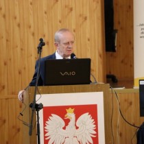 Powiększ zdjęcie Przy mównicy radny Rady Powiatu Włoszczowskiego Jerzy Suliga.