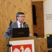 Powiększ zdjęcie Przy mównicy starosta włoszczowski Dariusz Czechowski.