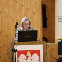 Powiększ zdjęcie Przy mównicy radna Rady Powiatu Włoszczowskiego Aneta Jończyk.