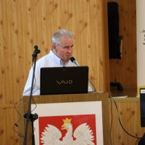 Powiększ zdjęcie Przy mównicy radny Rady Powiatu Włoszczowskiego Zbigniew Hamera.