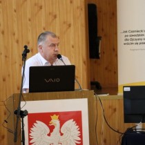 Powiększ zdjęcie Przy mównicy radny Rady Powiatu Włoszczowskiego Sławomir Owczarek.