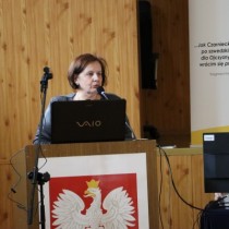 Powiększ zdjęcie Przy mównicy radna Rady Powiatu Włoszczowskiego Anna Szczukocka.