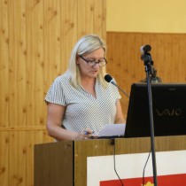 Powiększ zdjęcie Projekt uchwały odczytuje Wiceprzewodnicząca Rady Aneta Jończyk