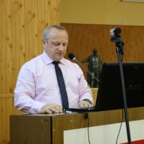 Powiększ zdjęcie Projekt uchwały odczytuje Wiceprzewodniczący Rady Jarosław Krzyżanowski