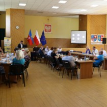 Powiększ zdjęcie Uczestnicy%20XXIX%20sesji%20Rady%20Powiatu%20Włoszczowskiego.%20Przy%20mównicy%20stoi%20Starosta%20Włoszczowski%20Dariusz%20Czechowski.