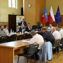 Powiększ zdjęcie Uczestnicy sesji. Przy mównicy stoi Dyrektor ZOZ Rafał Krupa.